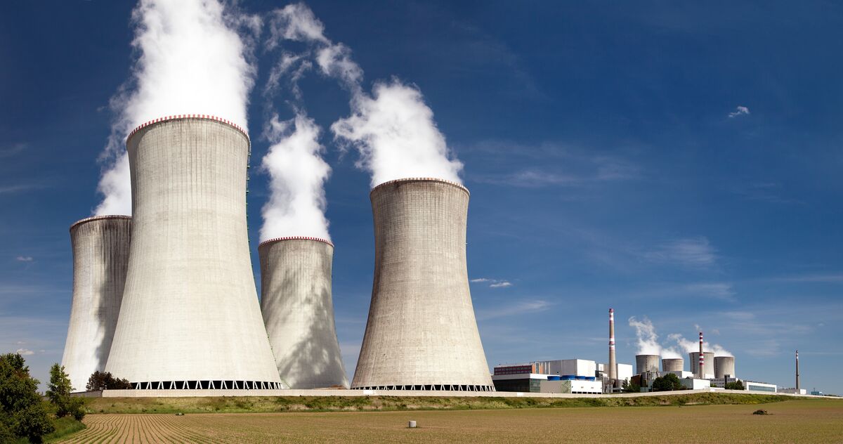 Nuclear power plant with cooling towers