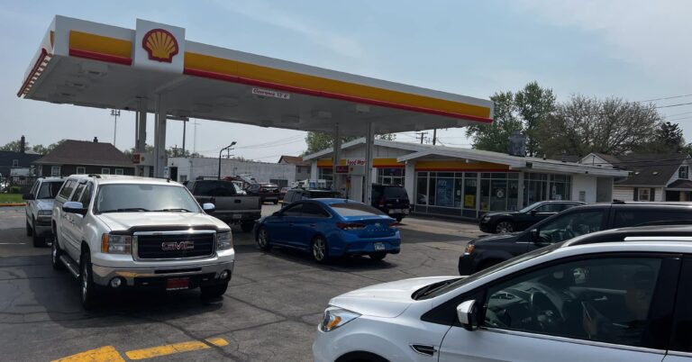 Customers pull into a local Shell station in IL to take advantage of lower gas prices courtesy of Americans for Prosperity activists. Activists lowered the cost of gas in Peoria and Springfield to show customers how Washington's failed energy policies were driving up the cost of gas.